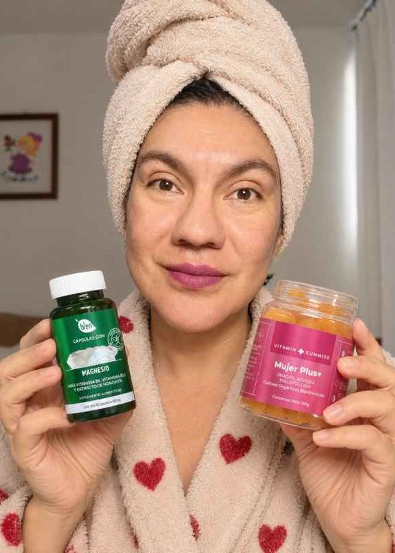 Mujer sosteniendo dos de los productos más vendidos